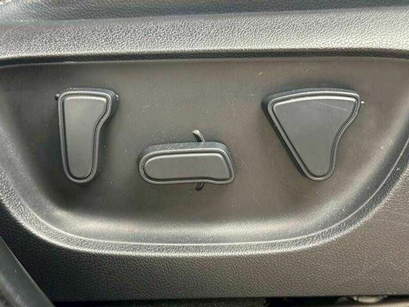 YARIS CROSS-8