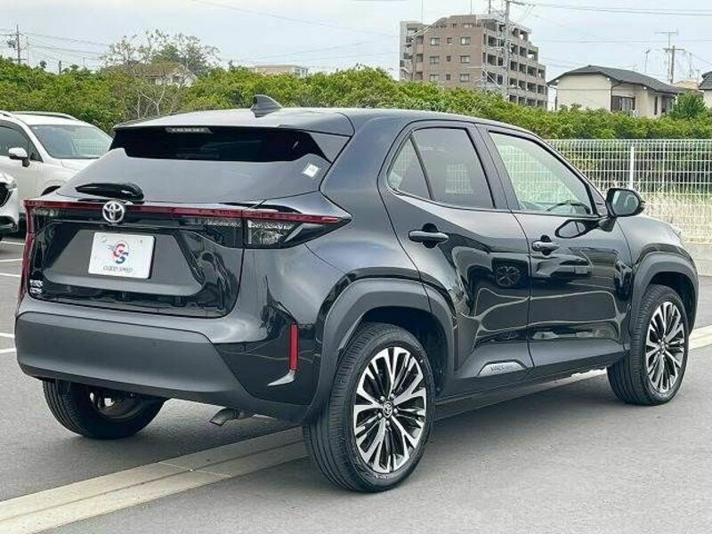 YARIS CROSS-16