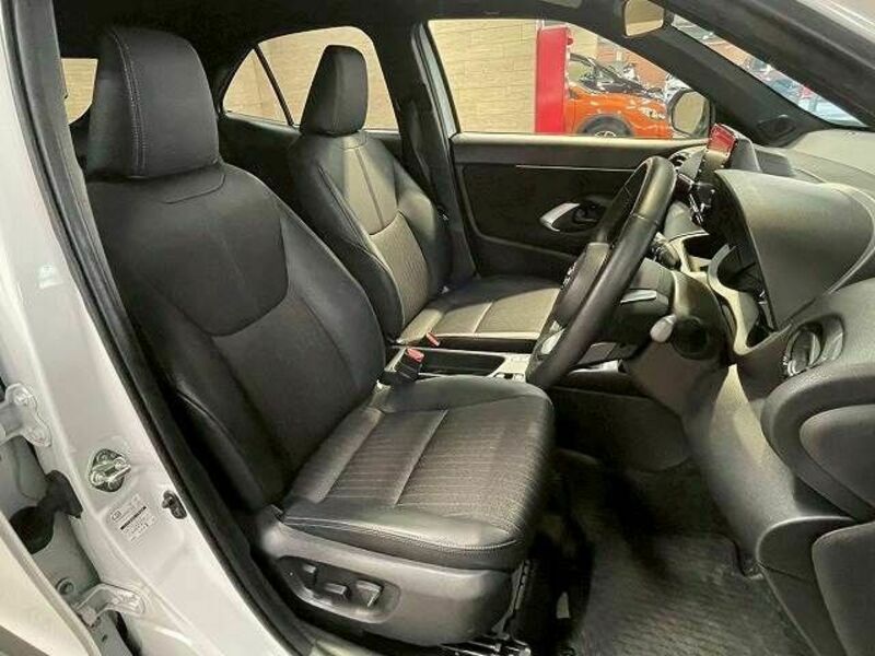 YARIS CROSS-8