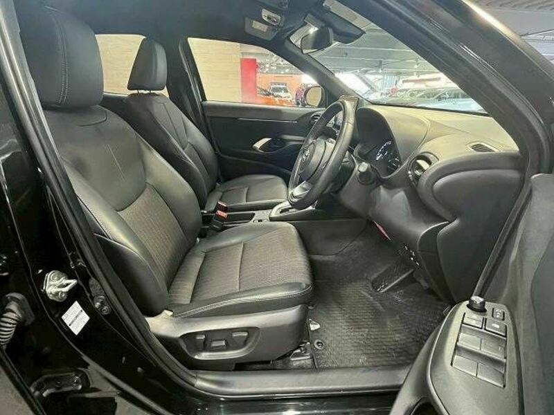 YARIS CROSS-8