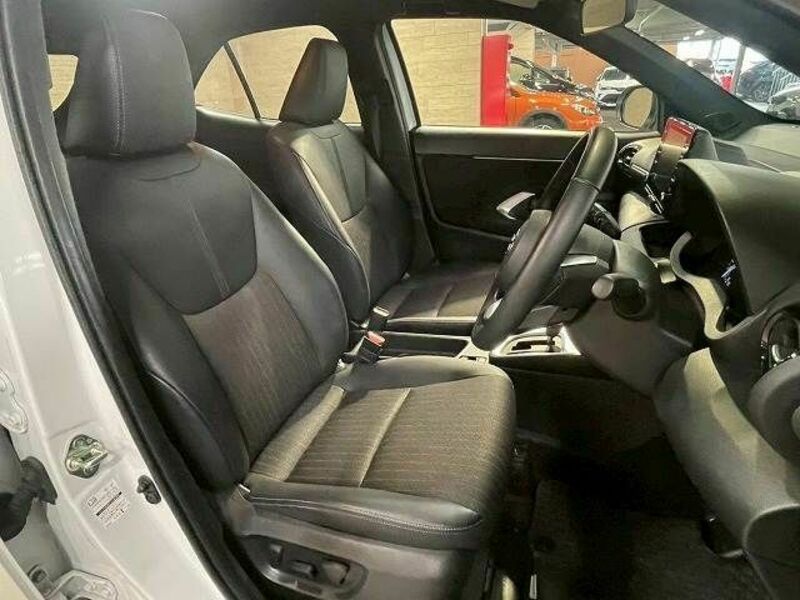 YARIS CROSS-8