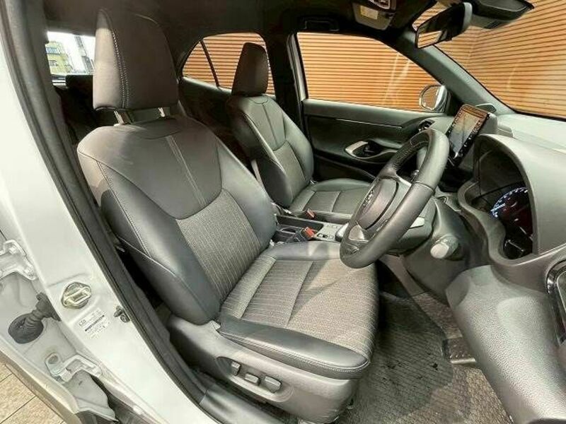 YARIS CROSS-7