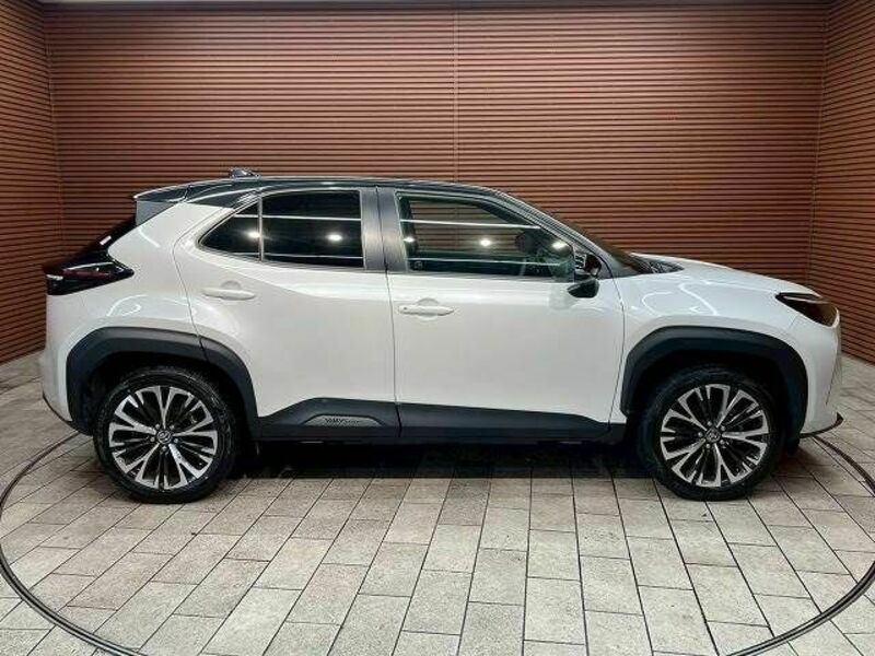 YARIS CROSS-17