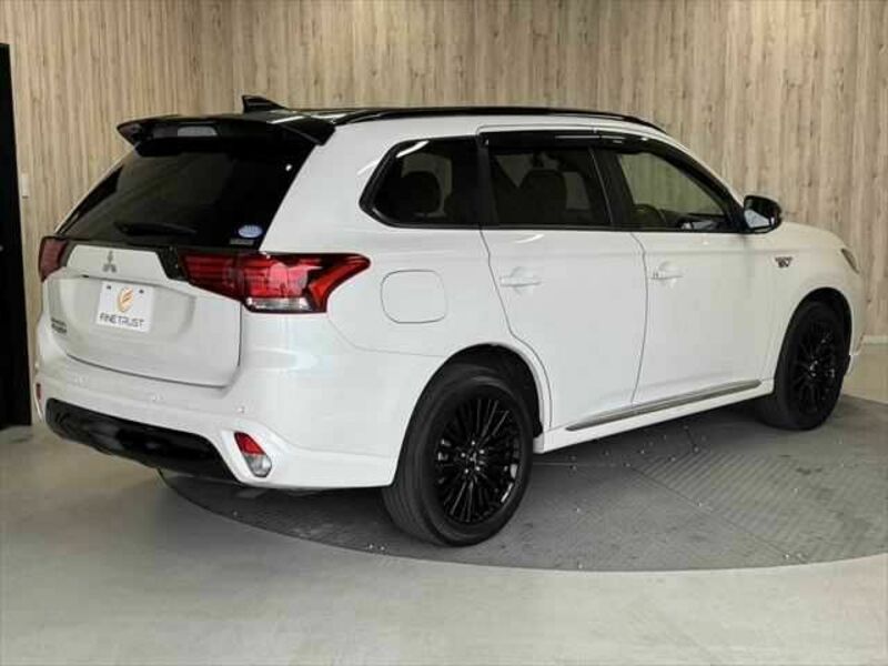 OUTLANDER PHEV-13