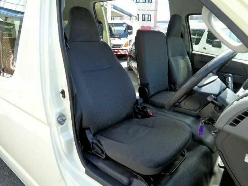 HIACE COMMUTER-4
