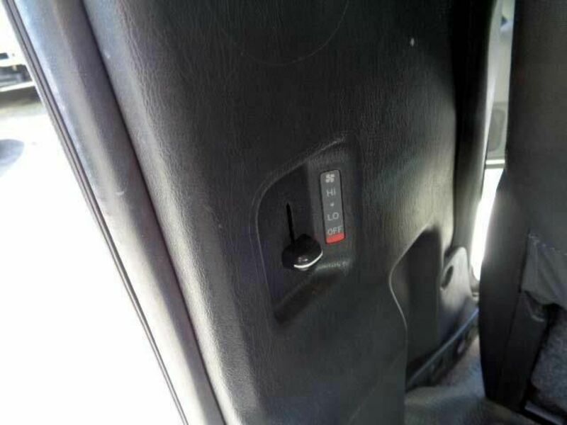 HIACE COMMUTER-13