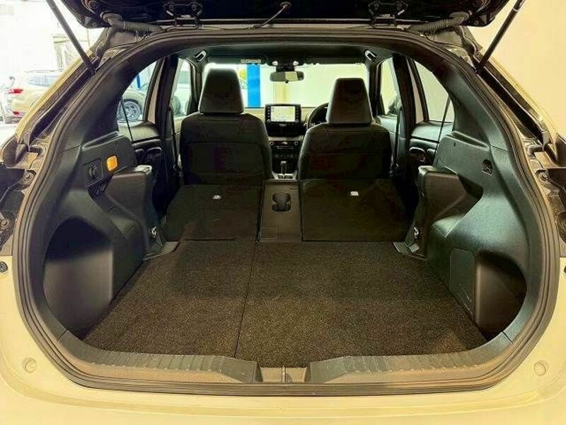YARIS CROSS-10