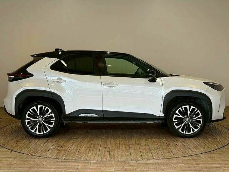 YARIS CROSS-16
