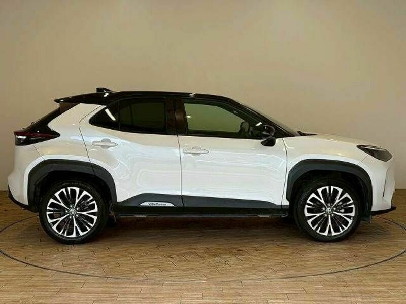 YARIS CROSS-16