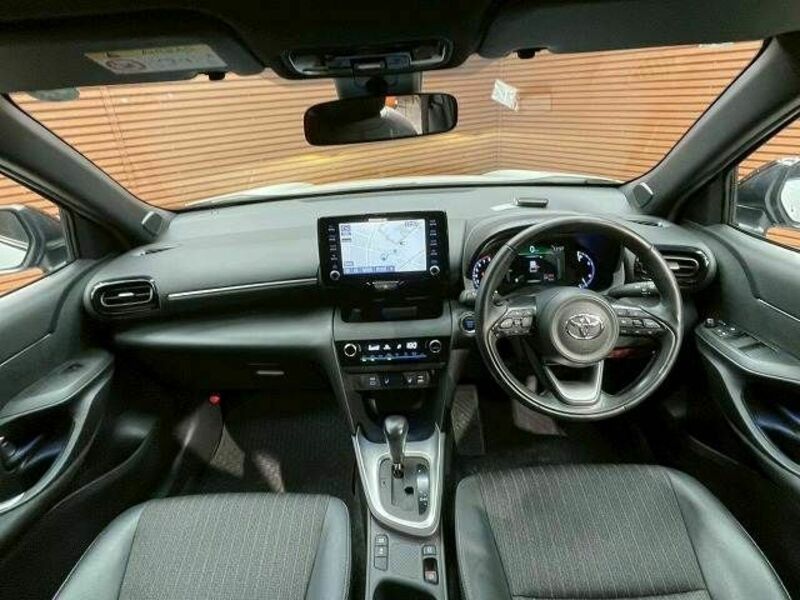 YARIS CROSS-1