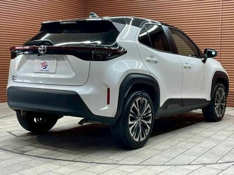 YARIS CROSS-13