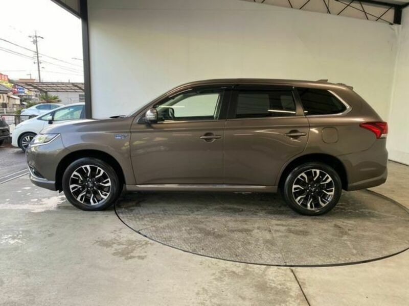 OUTLANDER PHEV-16
