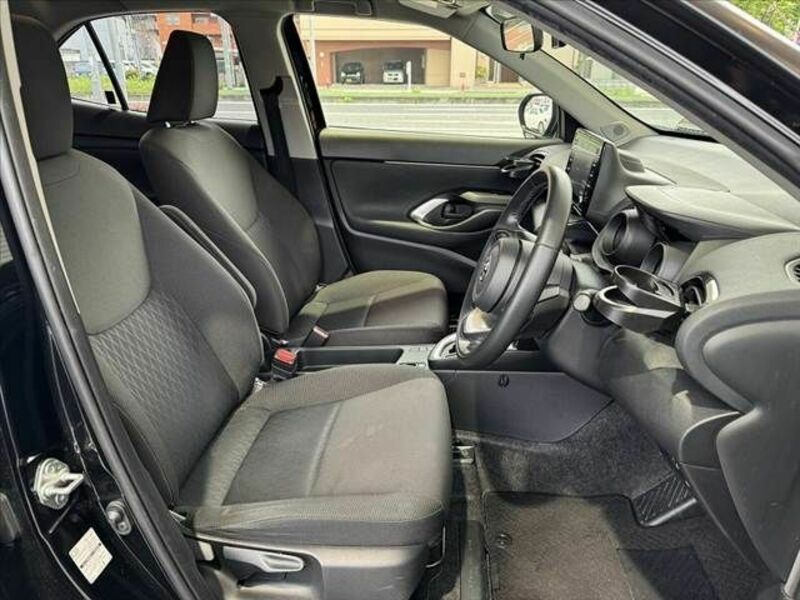 YARIS CROSS-15
