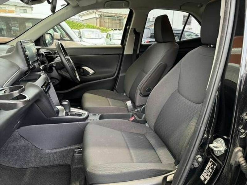 YARIS CROSS-16