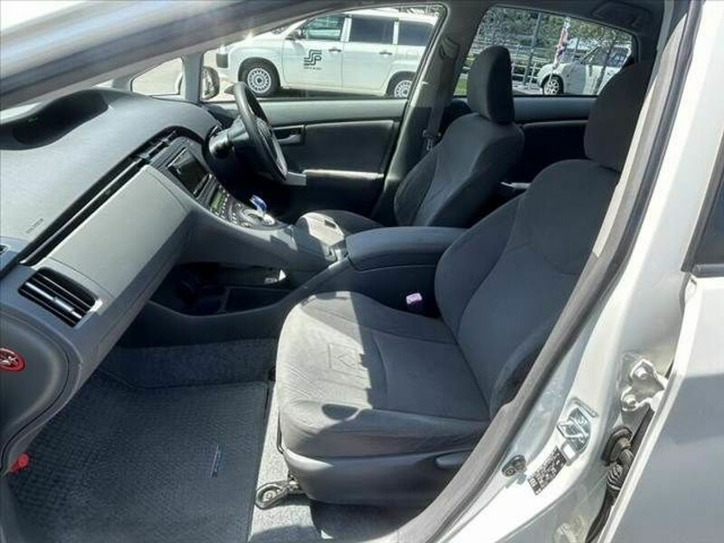 PRIUS-16