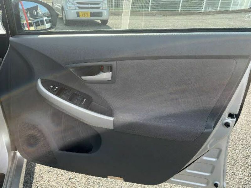 PRIUS-17