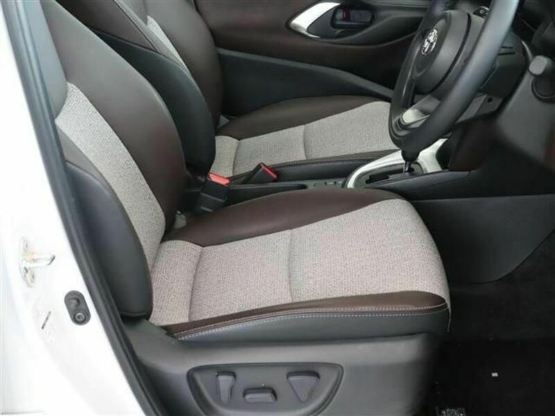 YARIS CROSS-13