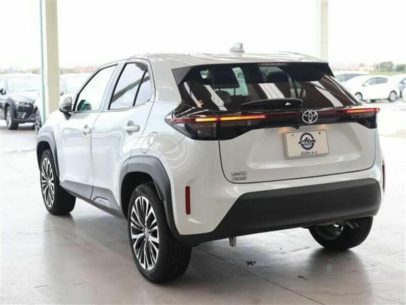 YARIS CROSS-26