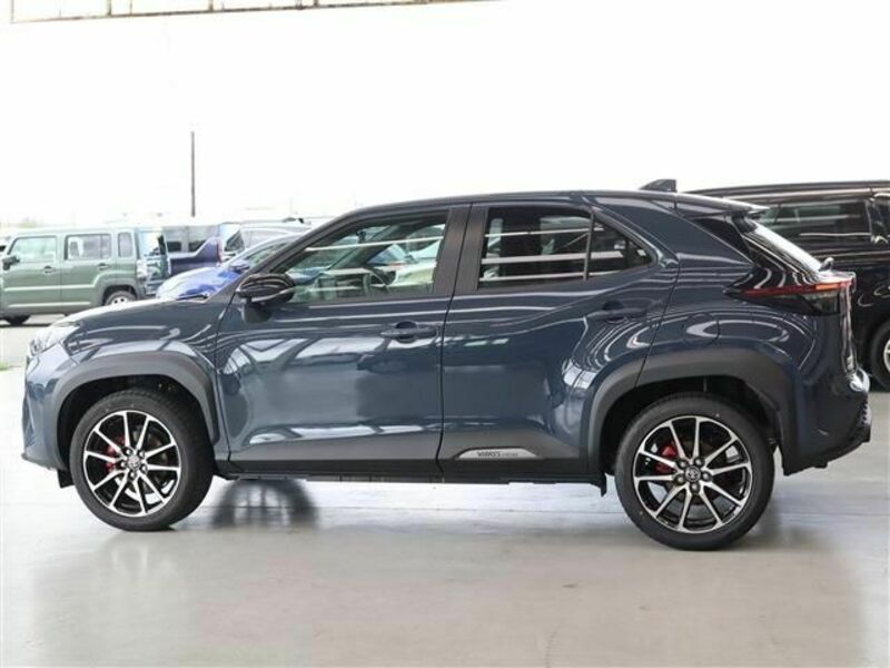 YARIS CROSS-29