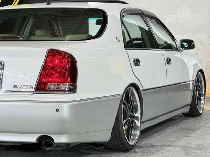 CROWN MAJESTA-9
