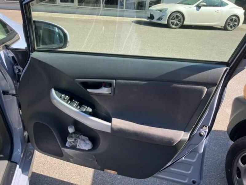 PRIUS-11