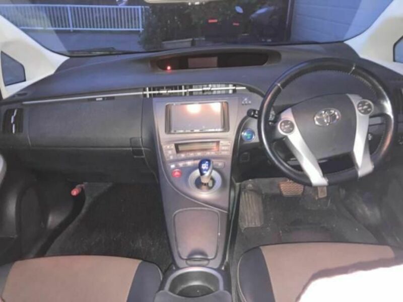 PRIUS-13
