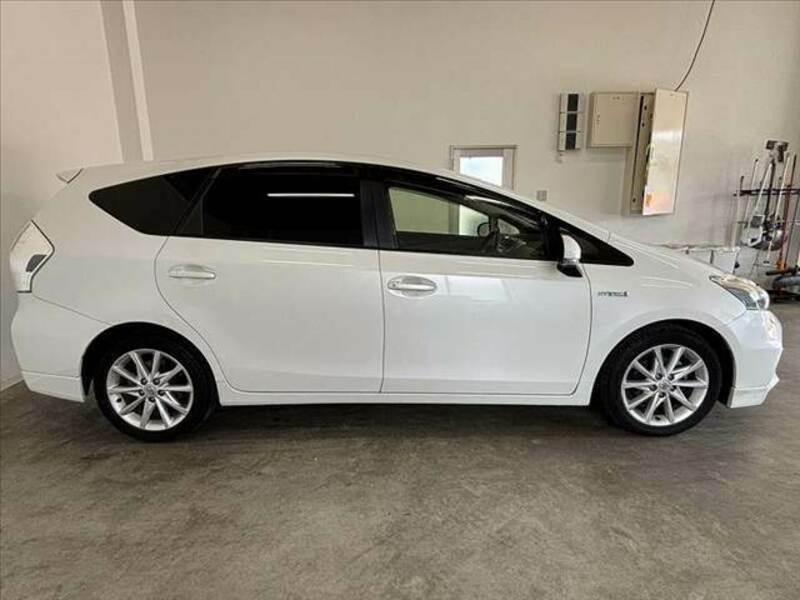 PRIUS ALPHA-10