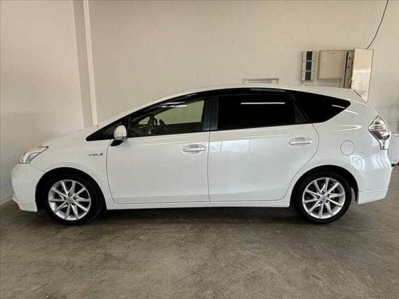 PRIUS ALPHA-11