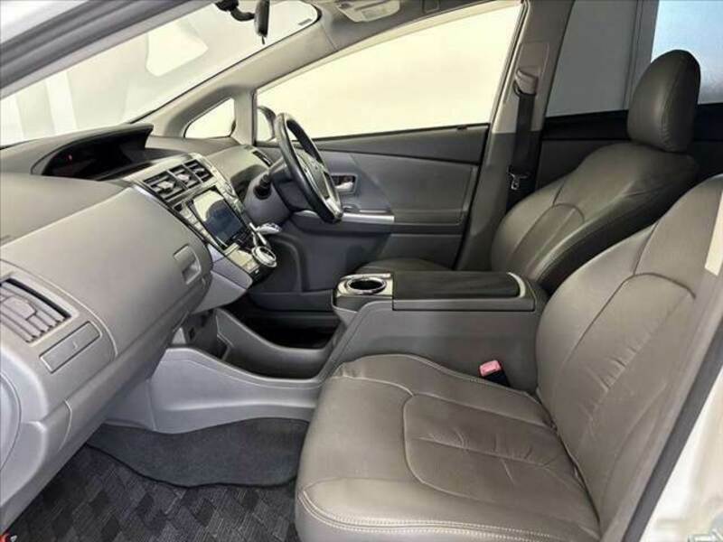 PRIUS ALPHA-17