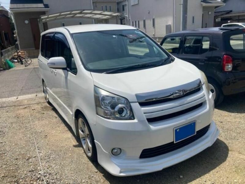 TOYOTA　NOAH