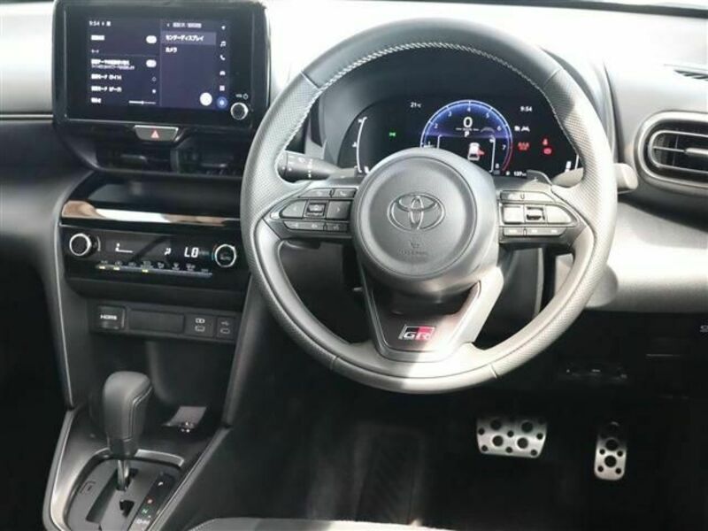 YARIS CROSS-1