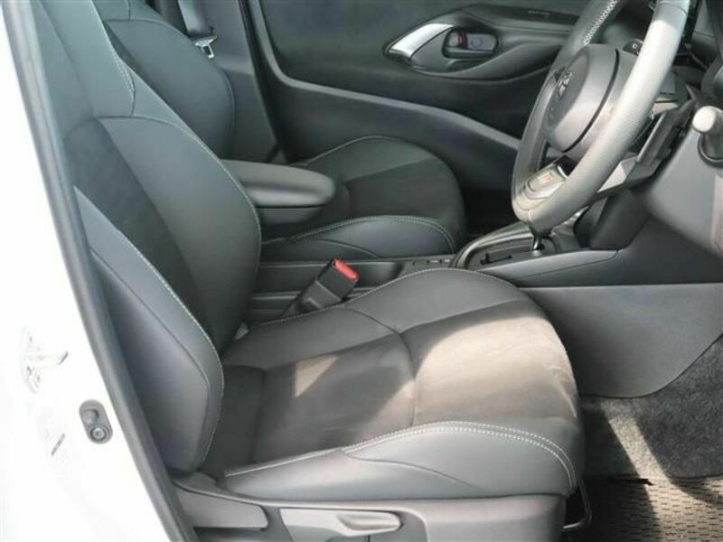YARIS CROSS-15