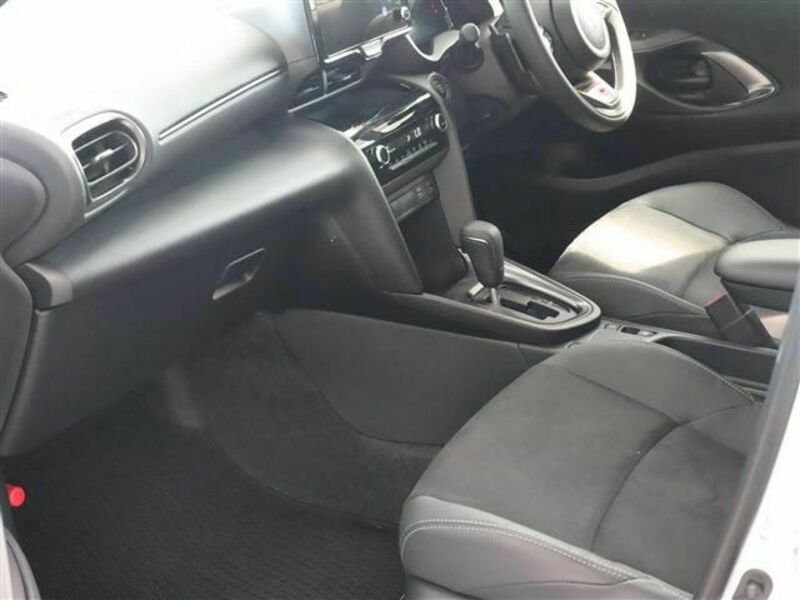 YARIS CROSS-17