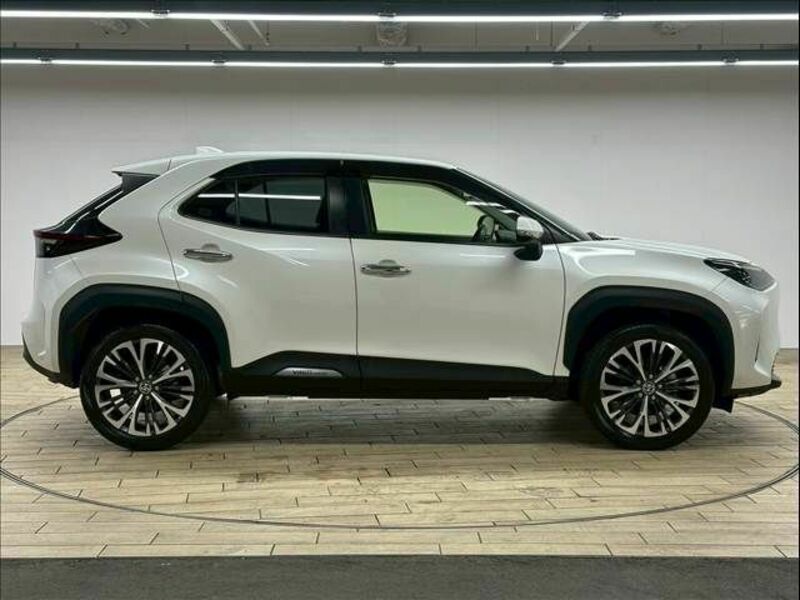 YARIS CROSS-17