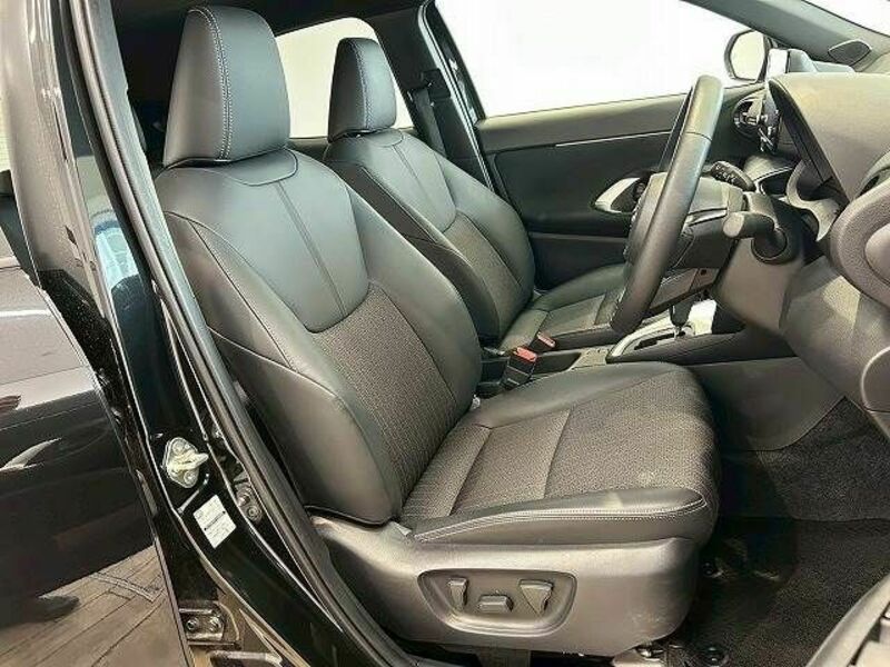 YARIS CROSS-8