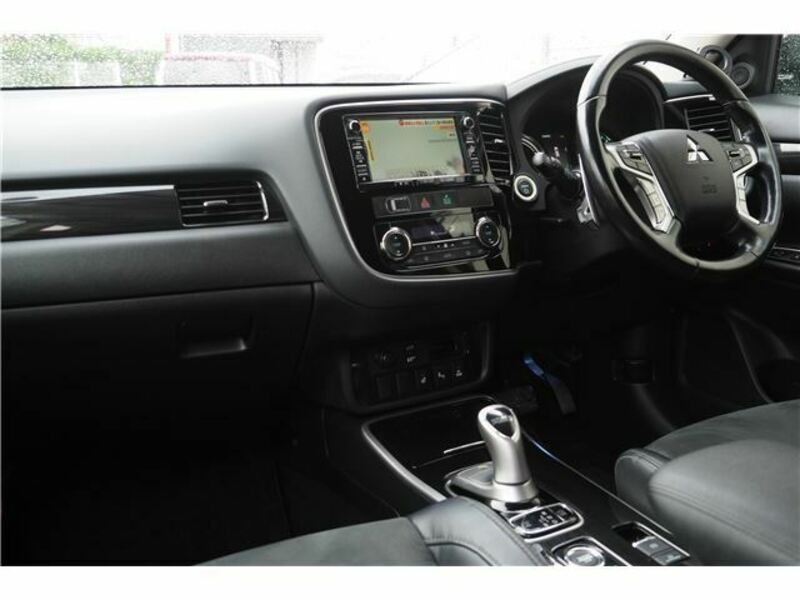 OUTLANDER PHEV-11