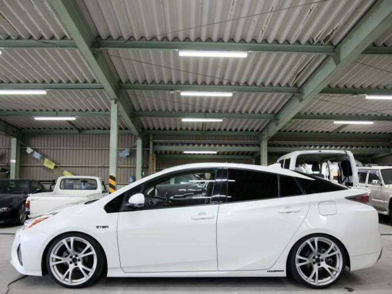 PRIUS-17