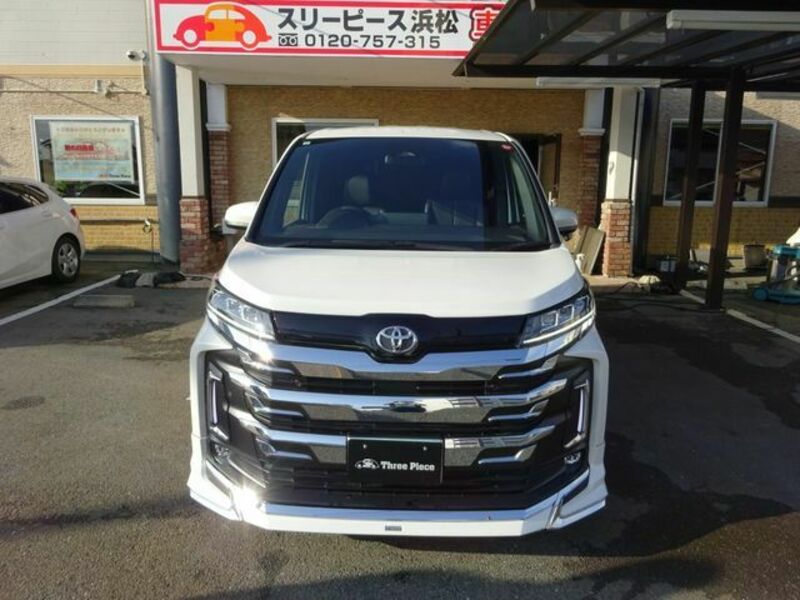 TOYOTA NOAH