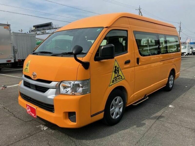 TOYOTA HIACE COMMUTER