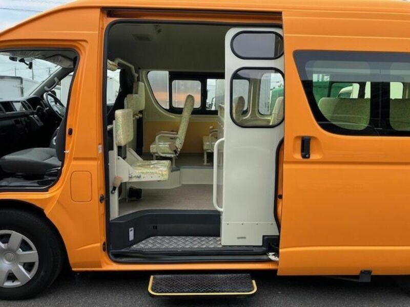 HIACE COMMUTER