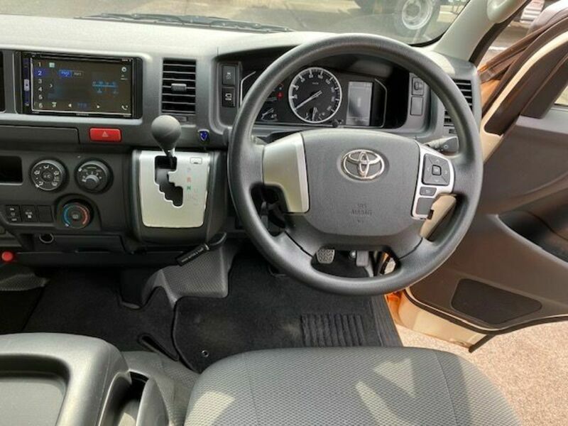 HIACE COMMUTER