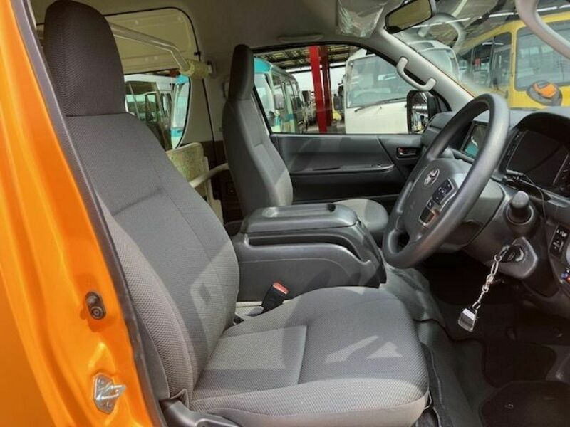 HIACE COMMUTER