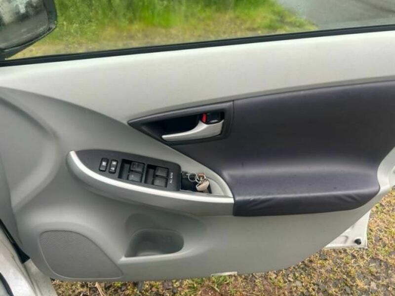 PRIUS-12