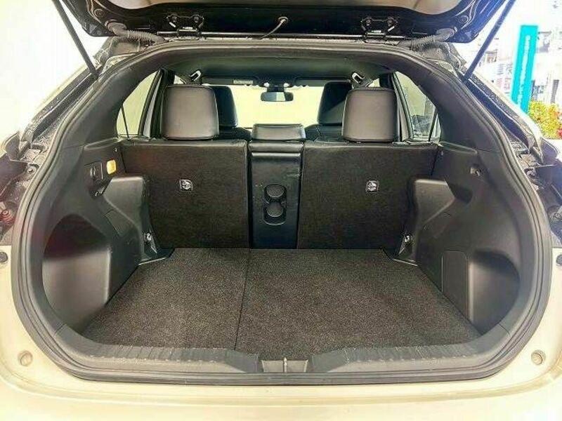 YARIS CROSS-13