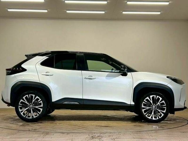 YARIS CROSS-16
