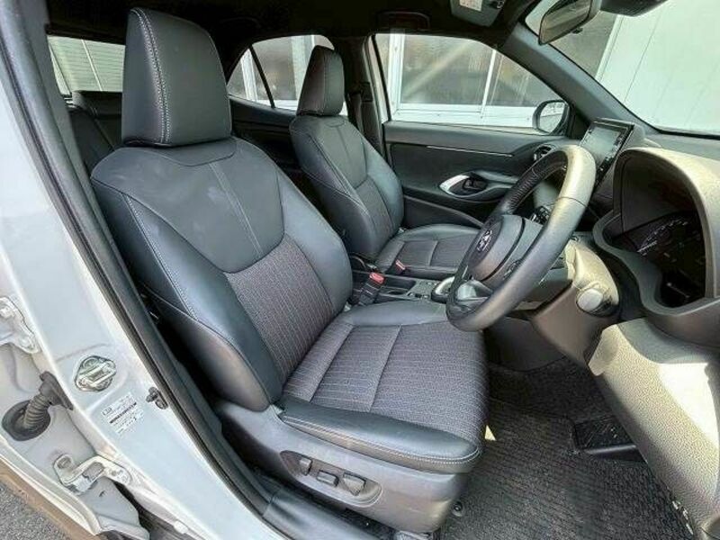 YARIS CROSS-8