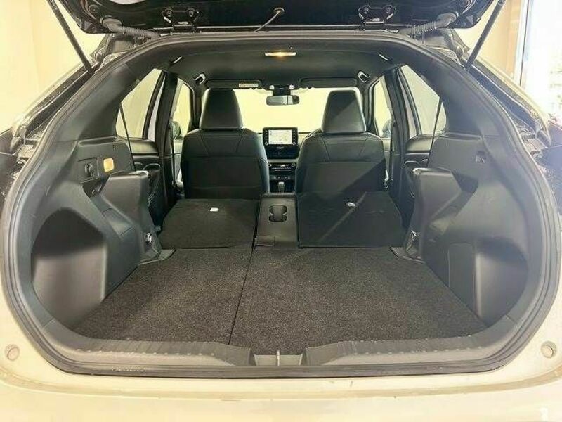 YARIS CROSS-13