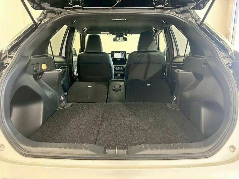 YARIS CROSS-13
