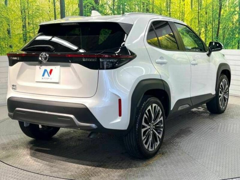 YARIS CROSS-16