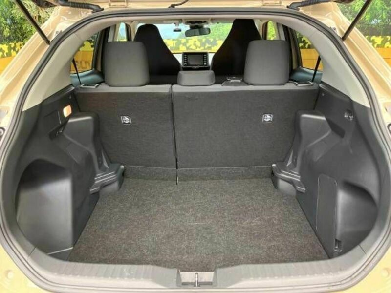 YARIS CROSS-8